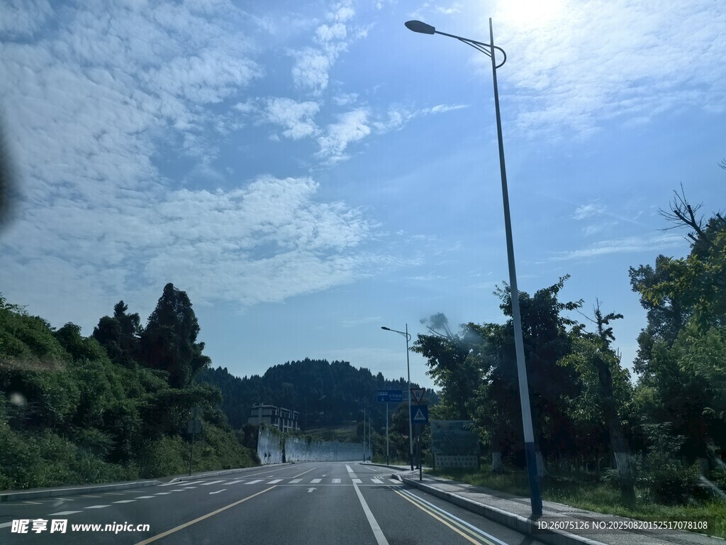 旅途中公路風(fēng)光藍(lán)天白云綠樹