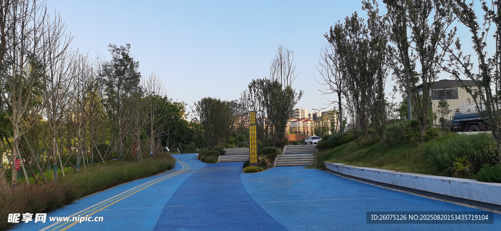 藍(lán)色步道旁與園林景觀