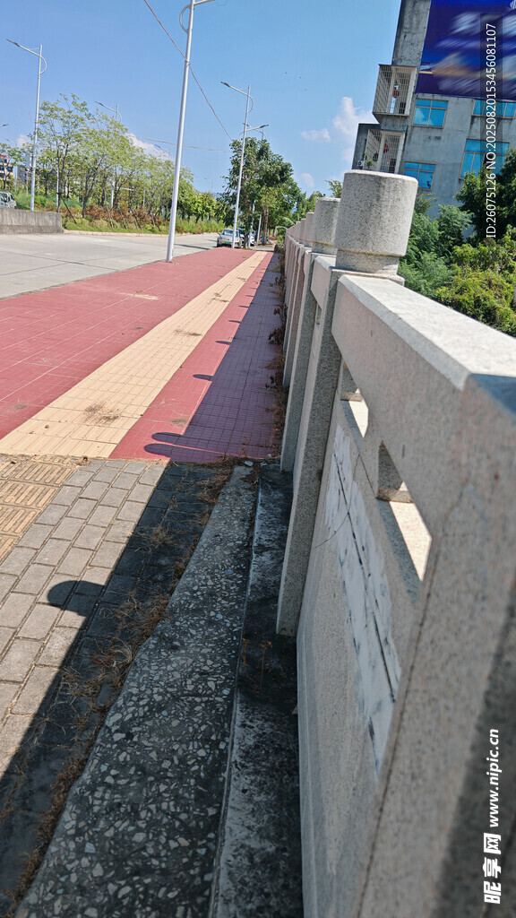 城市道路旁的護欄與步道