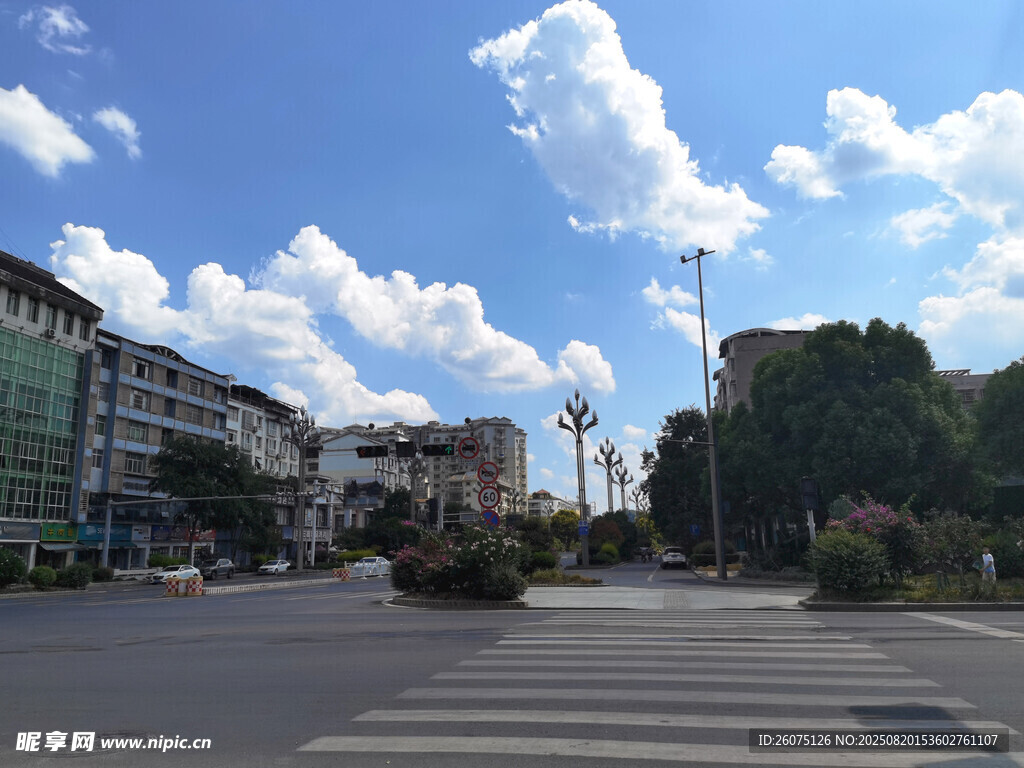 城市街道藍(lán)天白云景象