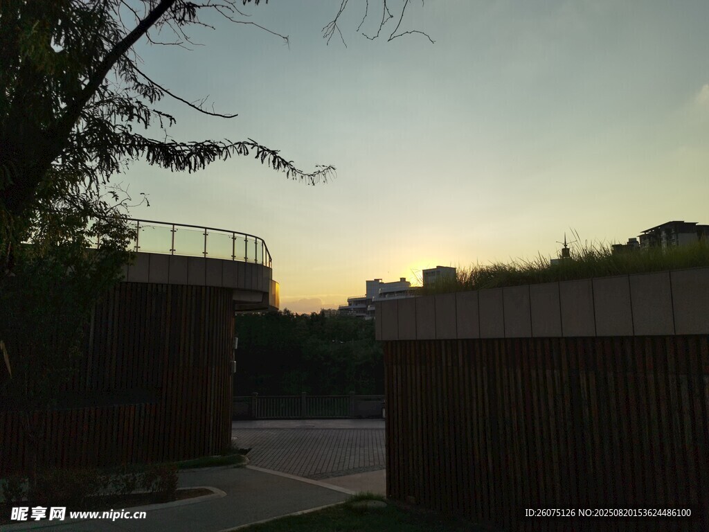 黃昏下的戶(hù)外建筑景觀