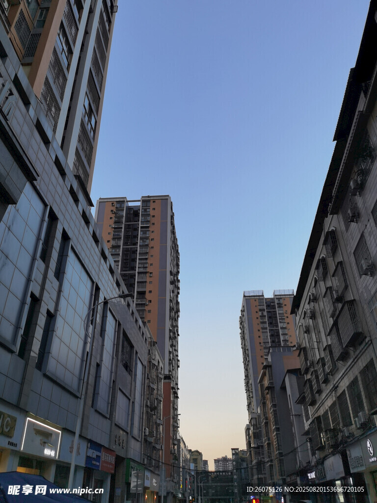 城市街道黃昏景象