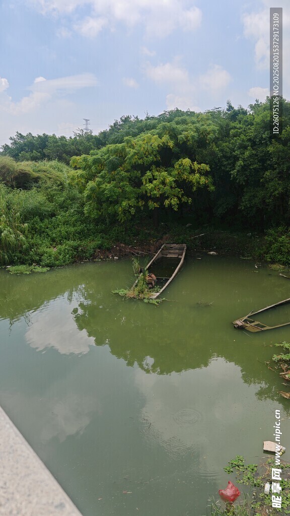 池塘與破舊船只自然景致