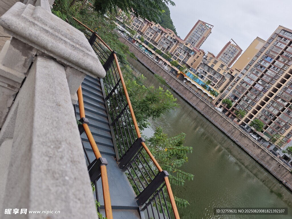 河畔階梯旁的城市建筑景觀