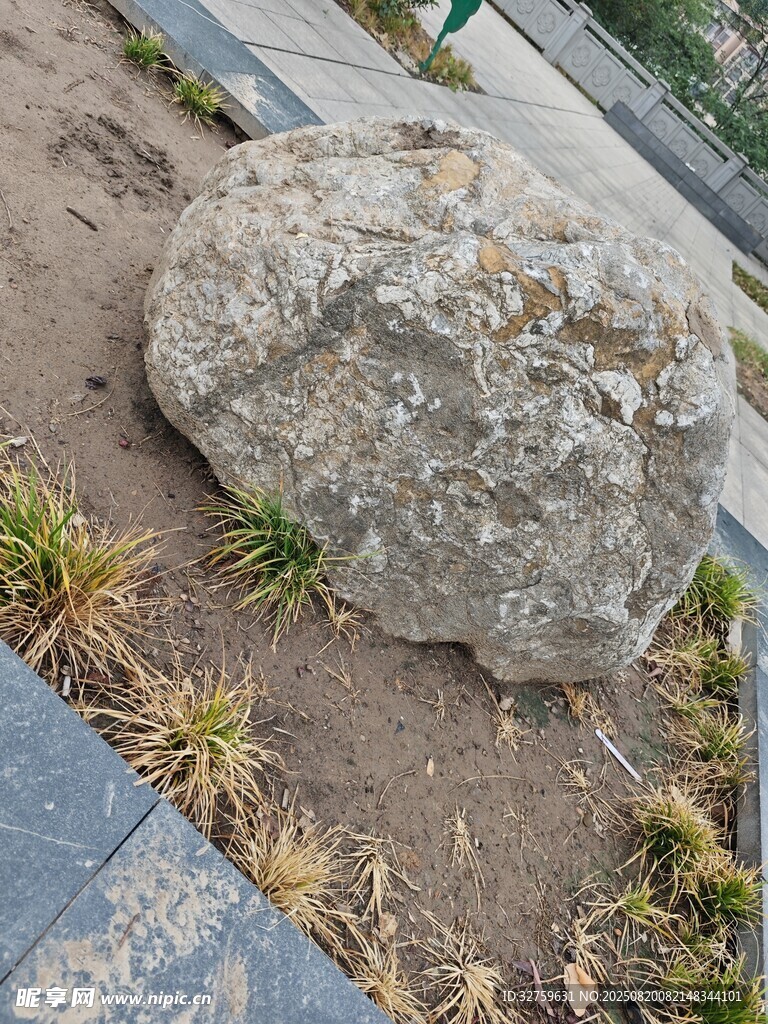 路邊的一塊灰色大石頭