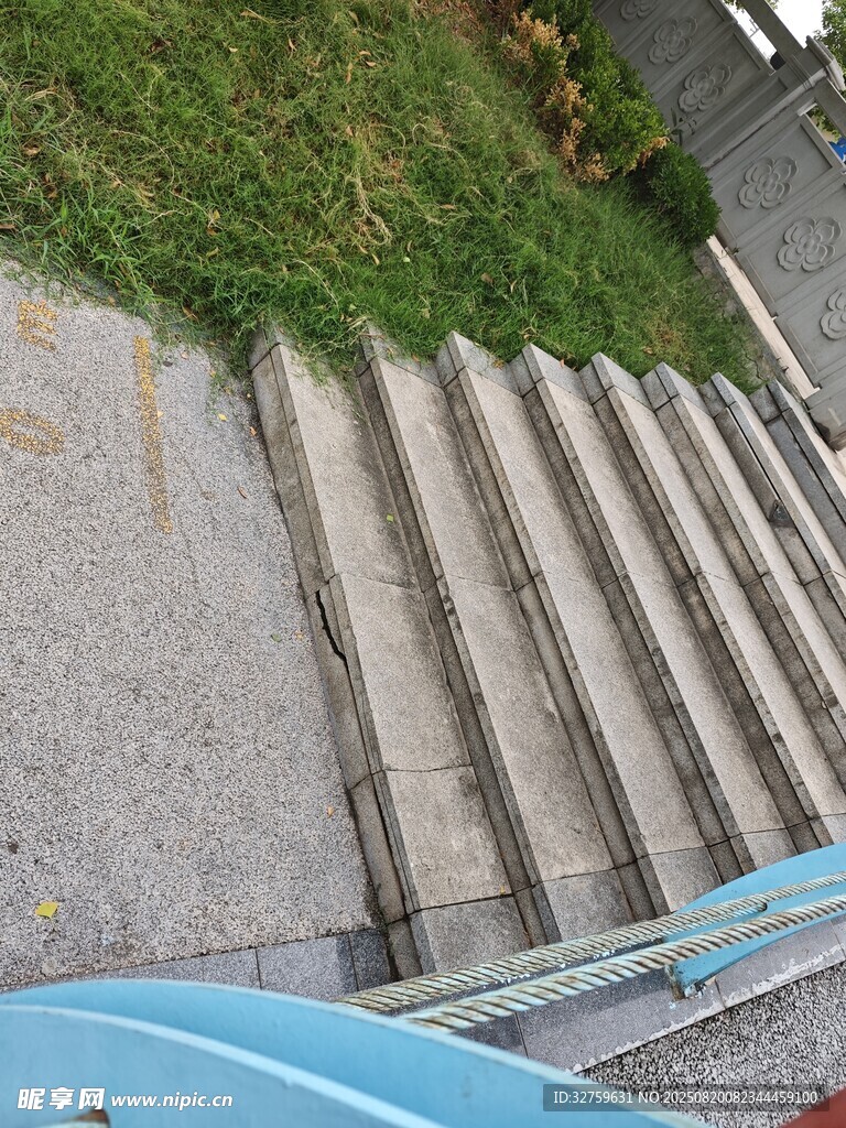 戶(hù)外水泥階梯與綠植景觀