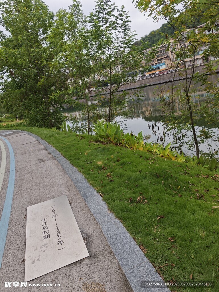 城市河畔的清新步道景觀