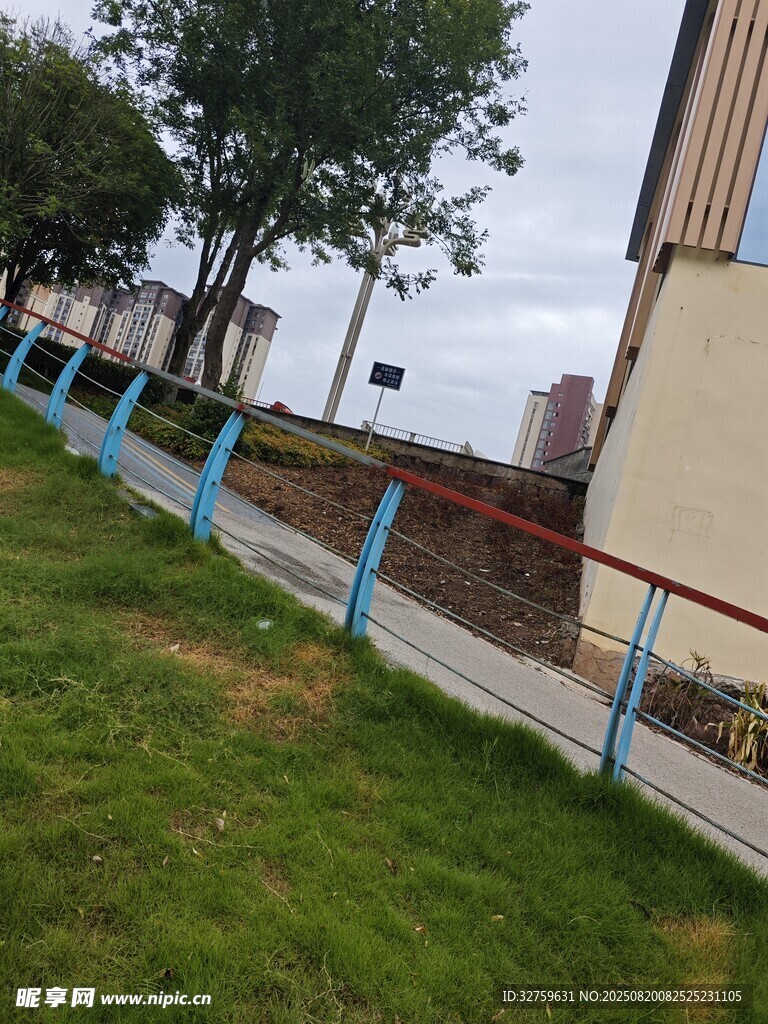 戶外草地旁的藍(lán)色護(hù)欄