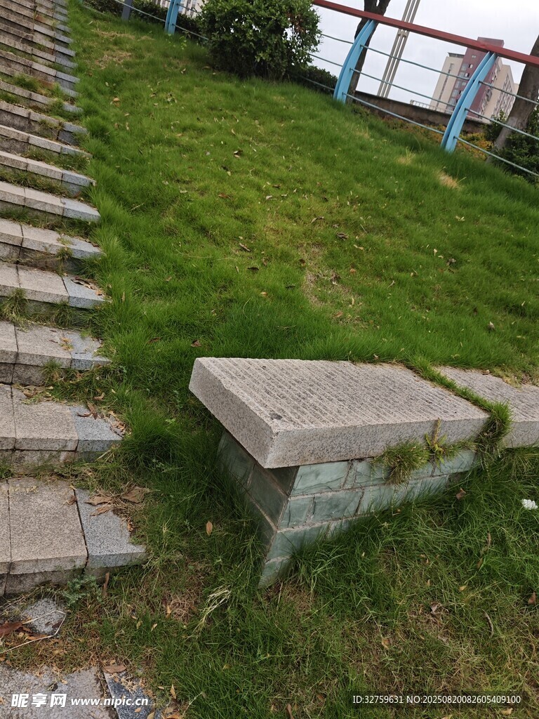 戶外石階旁的水泥塊