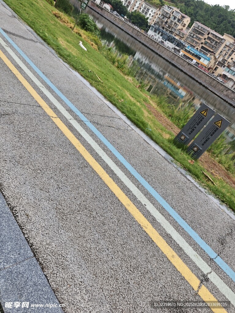 道路雙黃線與周邊景致