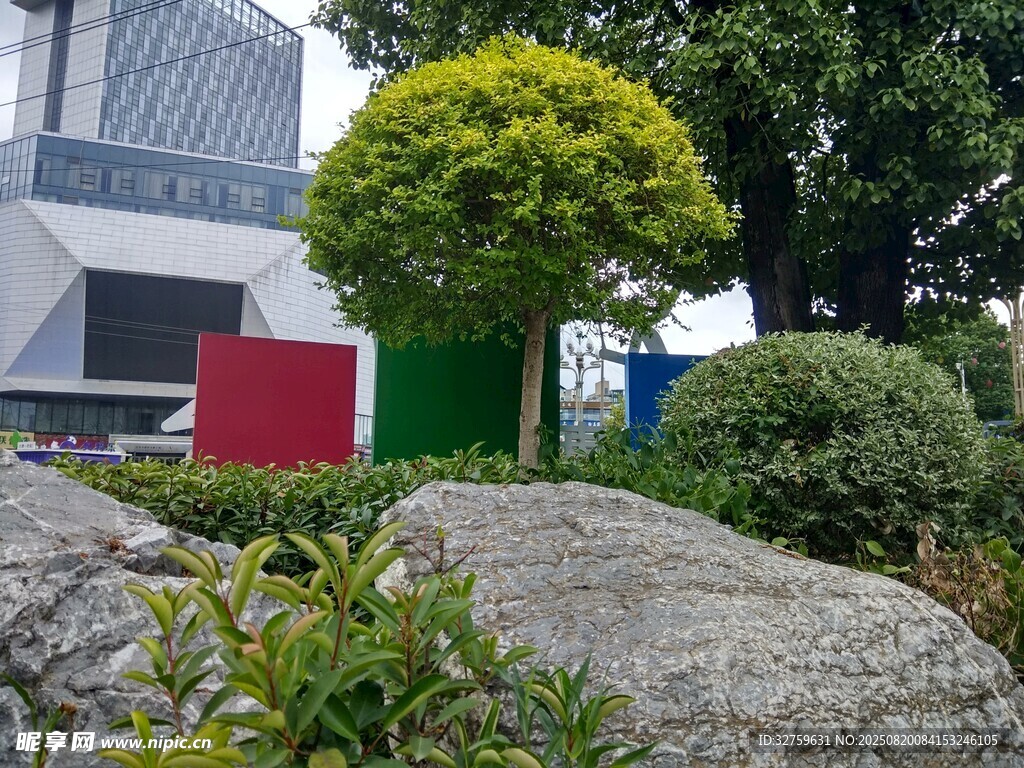 城市景觀中的綠植與石塊