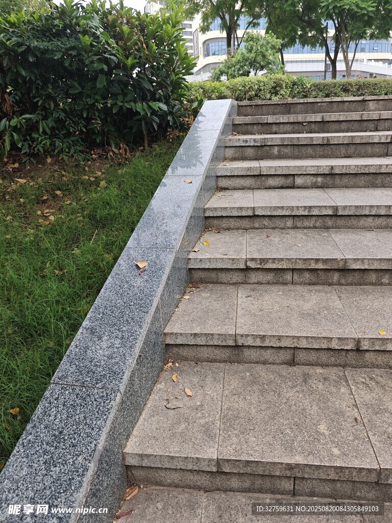 戶外石階旁的綠植景觀