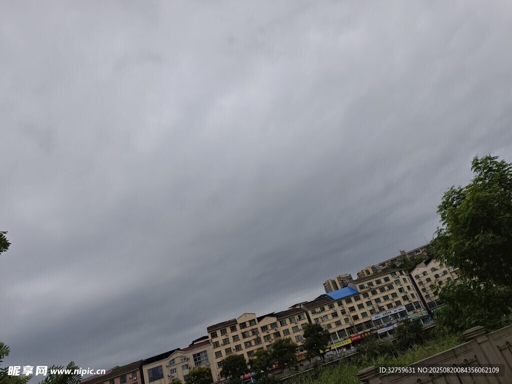 陰天時(shí)的多層建筑景觀