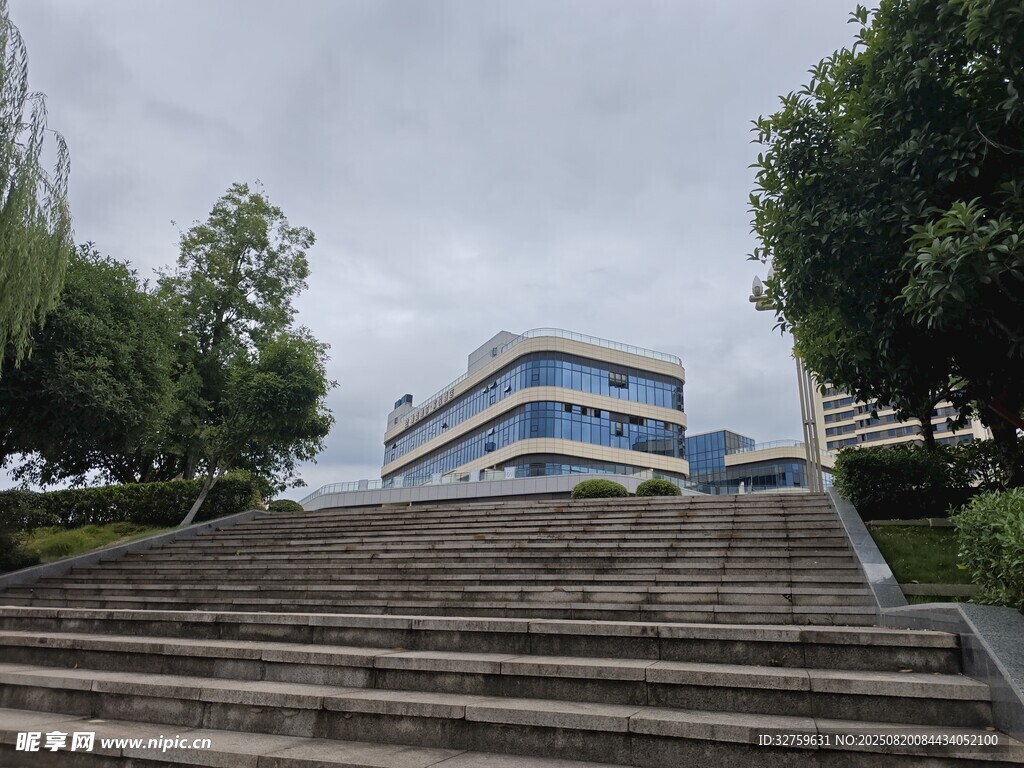 校園階梯旁的藍白建筑