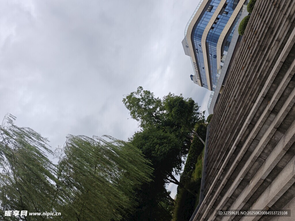 建筑旁綠樹與天空景致