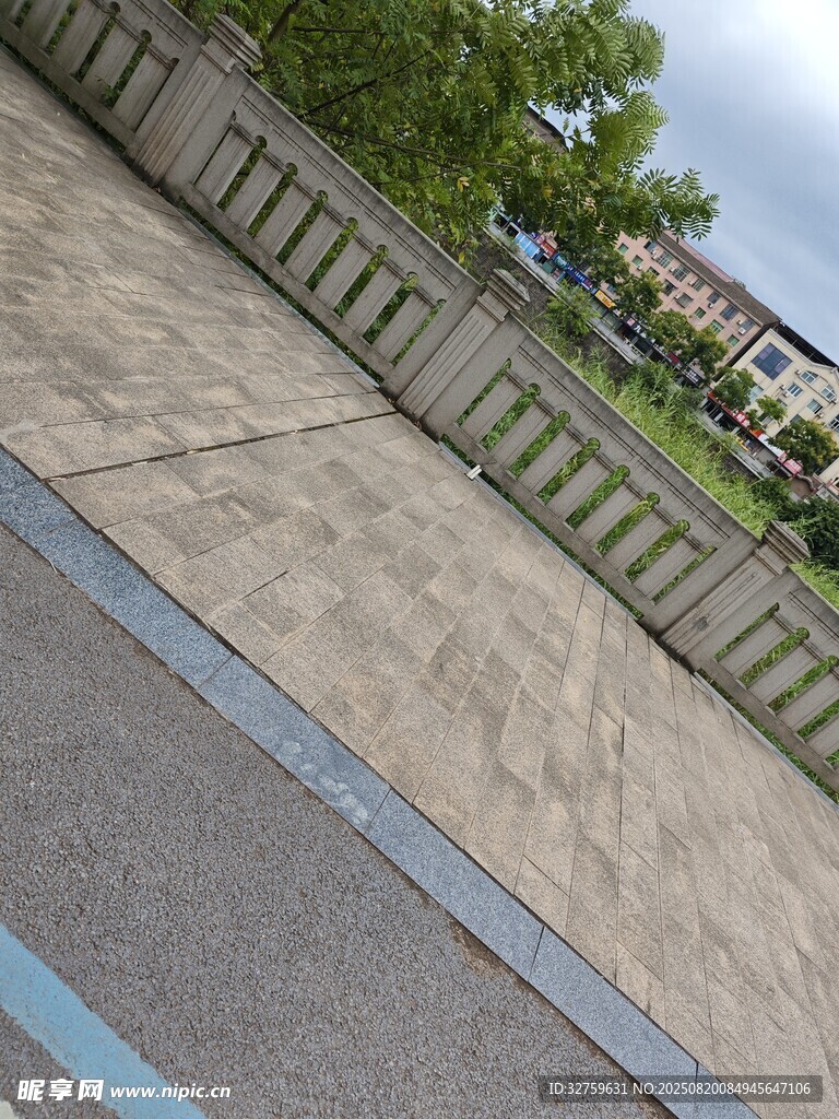 戶外水泥路面與圍欄景觀