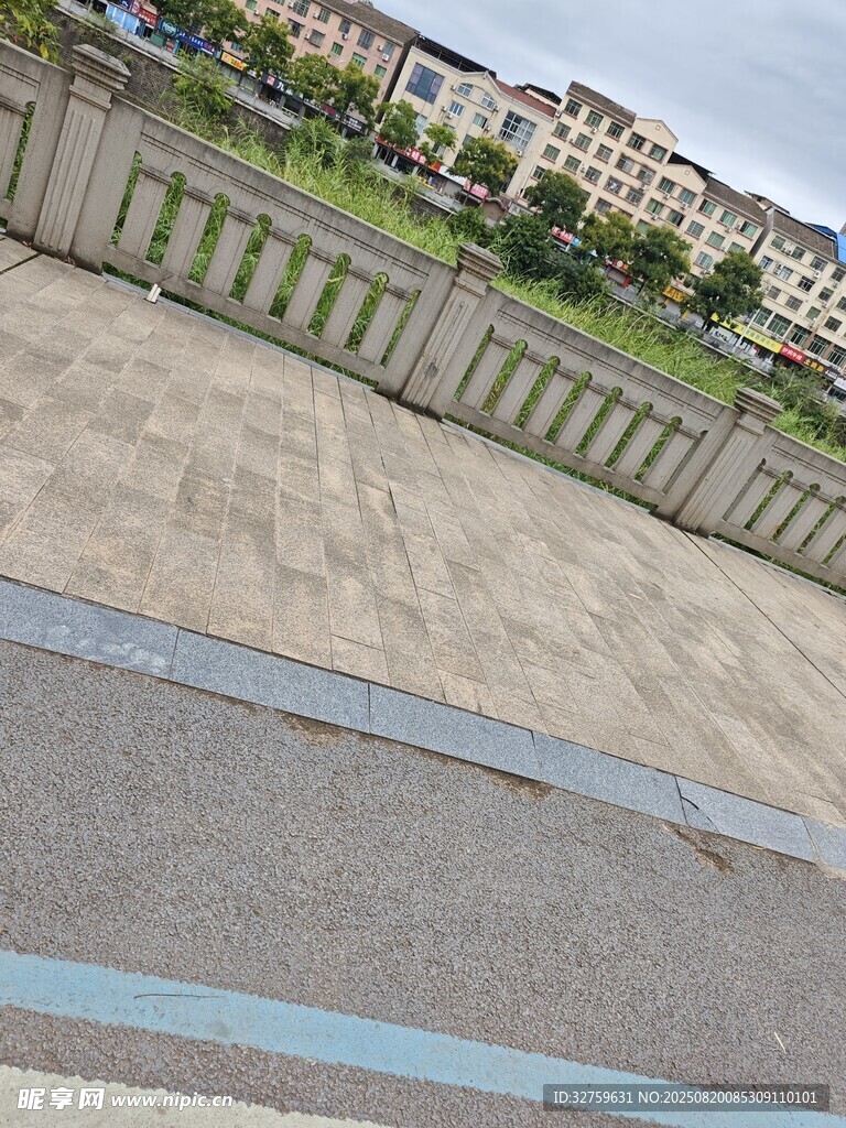 河邊水泥路面與遠(yuǎn)處建筑