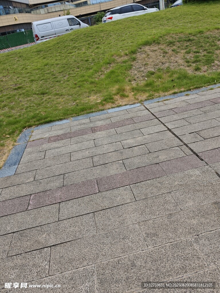 戶外磚石鋪就的休閑場(chǎng)地