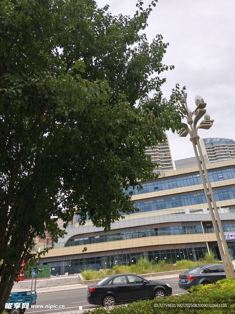 城市街道旁的現(xiàn)代建筑景觀