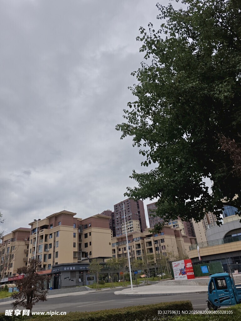 城市街道旁的多層建筑群
