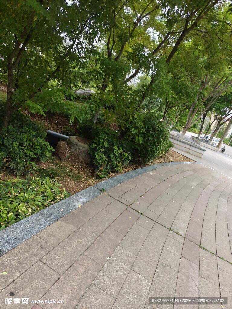 林蔭鋪磚步道景色宜人