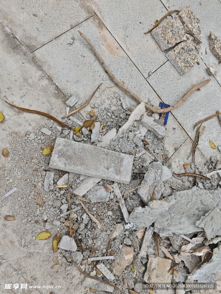 地面碎磚石雜物場景