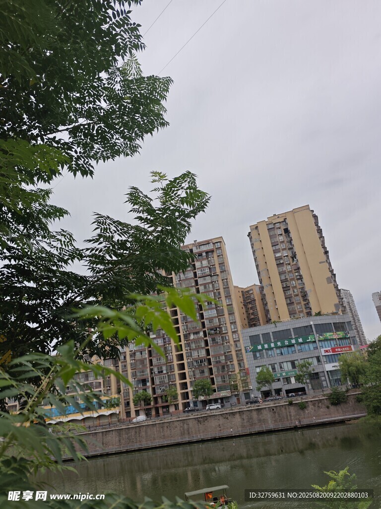 河畔高樓與綠樹景觀