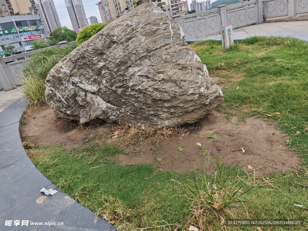 路邊巨石 