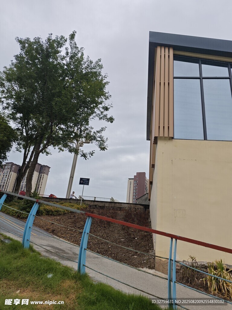 戶外建筑旁的綠植與欄桿
