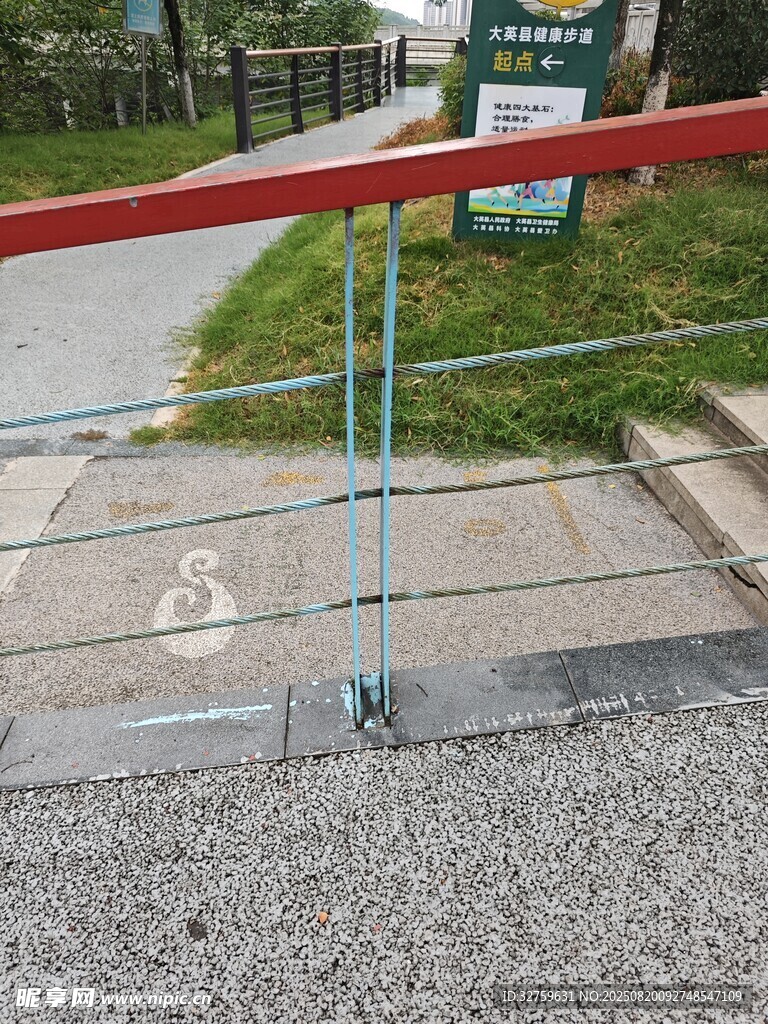 戶外健身器材旁的地面標(biāo)識(shí)