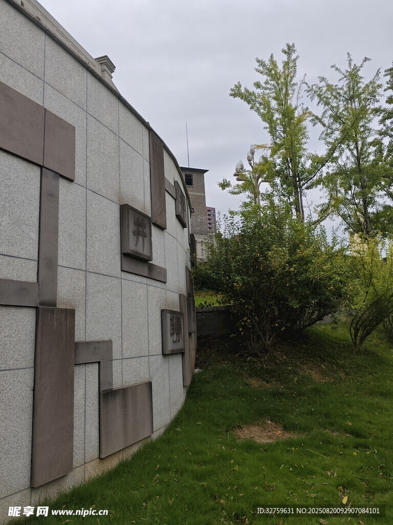 戶外灰白建筑與綠植景觀