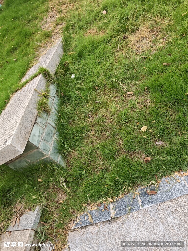 路邊破損石條 