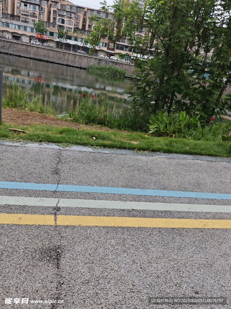 城市路邊多彩標(biāo)線景觀