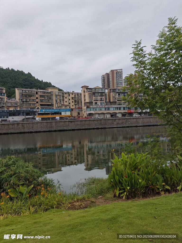 河畔城市風(fēng)光景色
