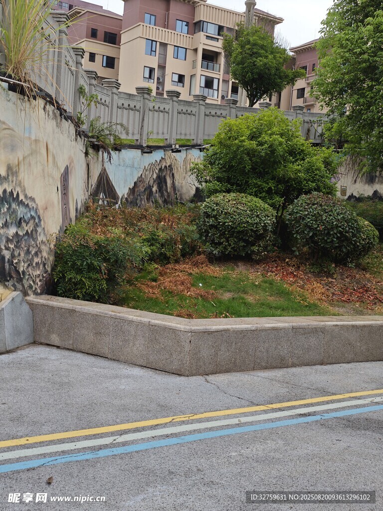 街邊綠植環(huán)繞的景致