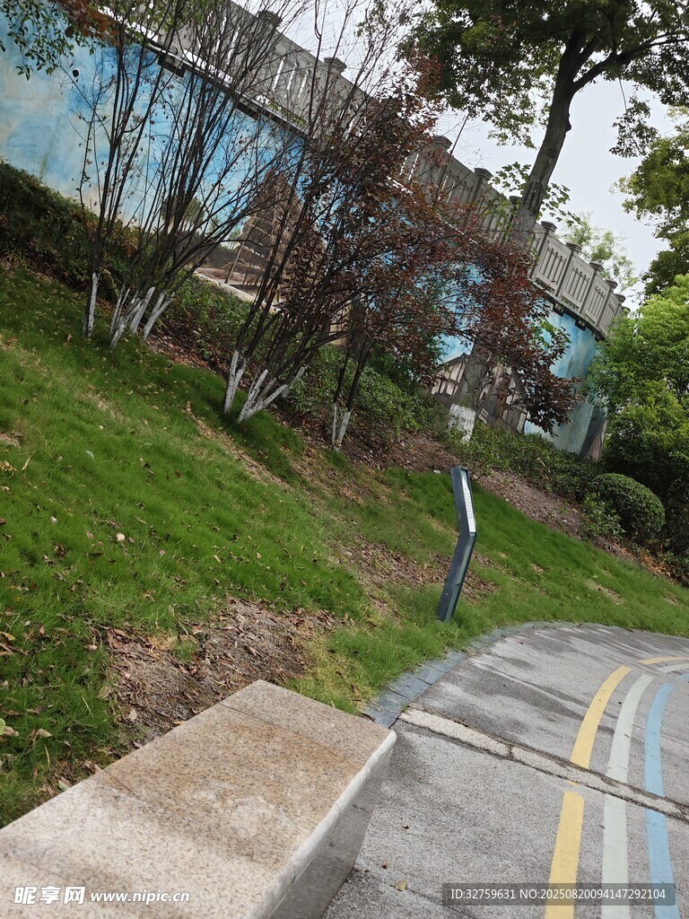 城市中色彩斑斕的步道景觀