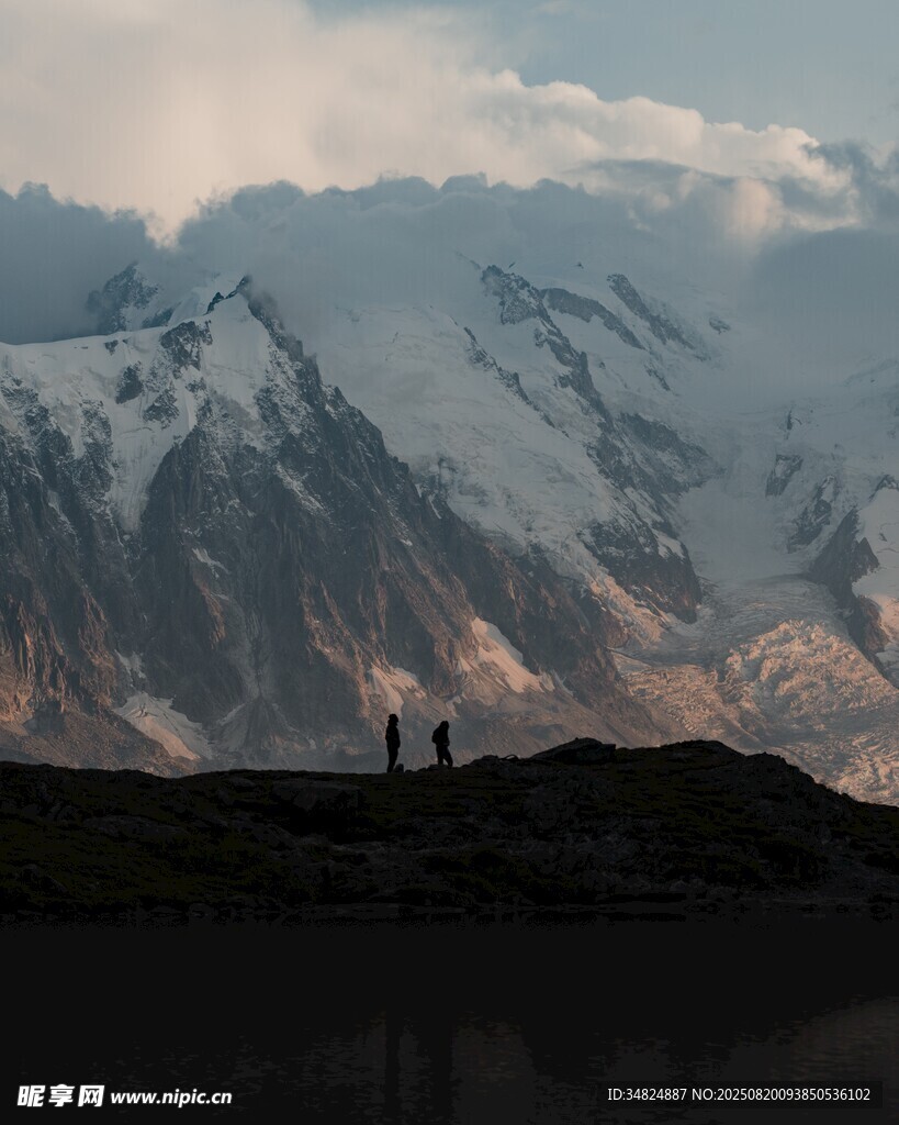 雪山前的兩人身影