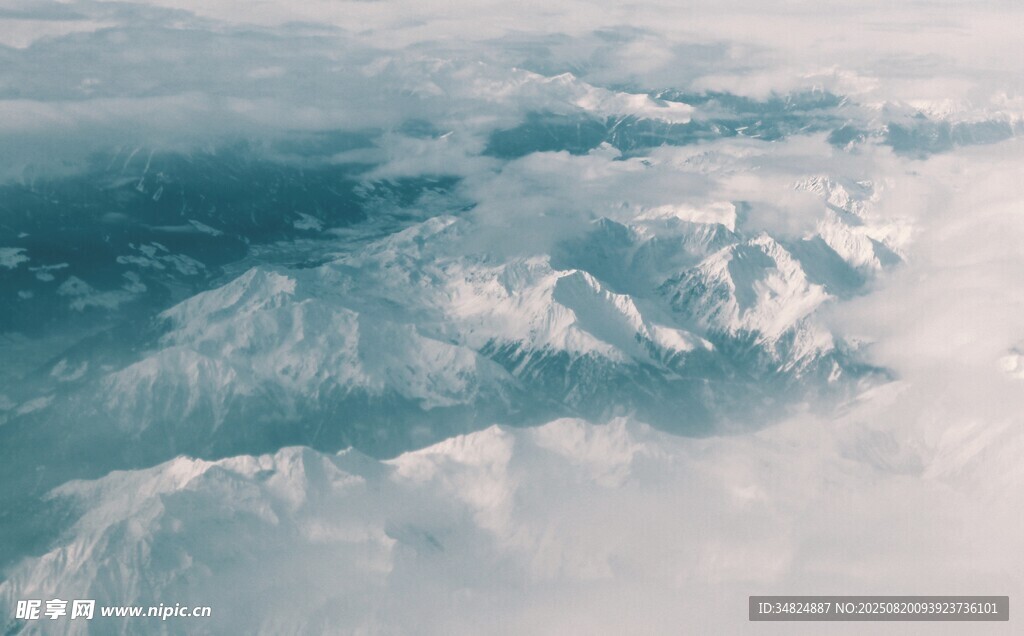 雪山云海壯麗景觀