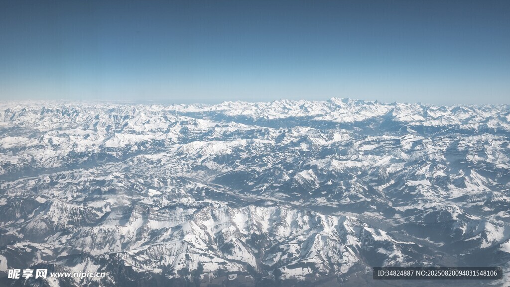 高空俯瞰連綿雪山