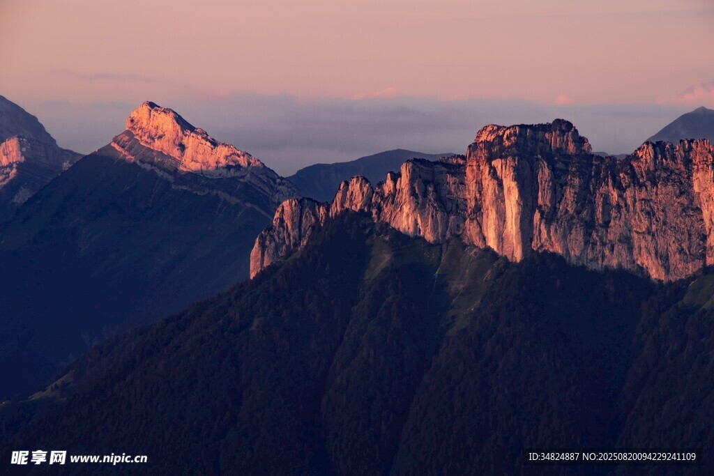 夕陽下壯麗的山峰景色