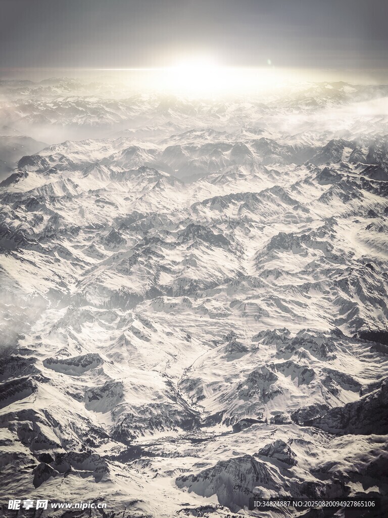 高空俯瞰壯麗雪山景觀