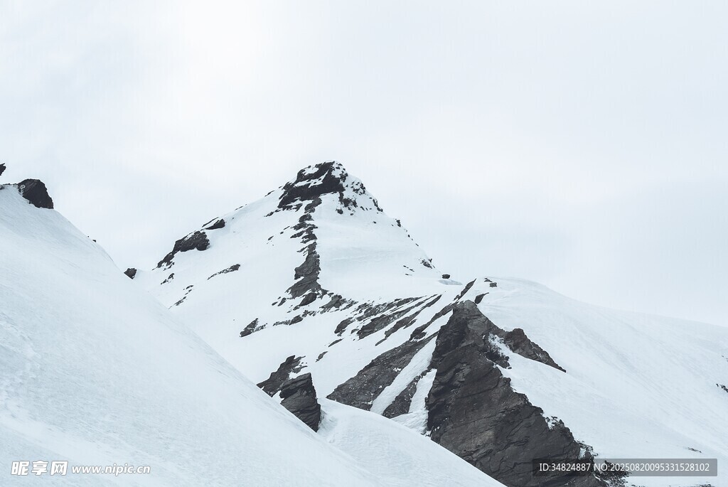 巍峨雪山景致
