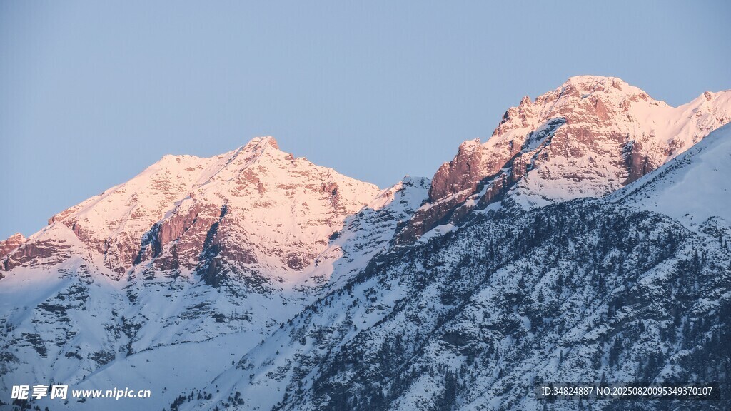 雪山壯麗日出景觀