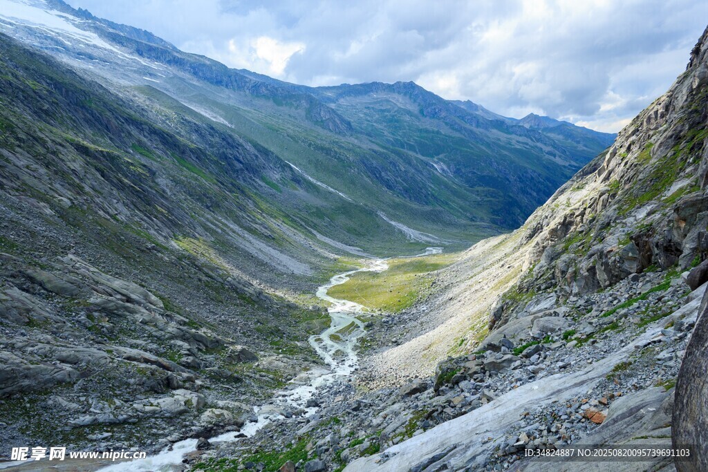 山間美景蜿蜒道路與河谷