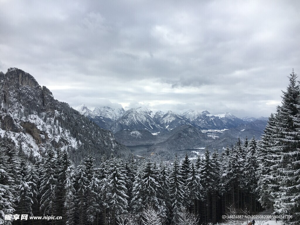雪覆山林間的壯美山景