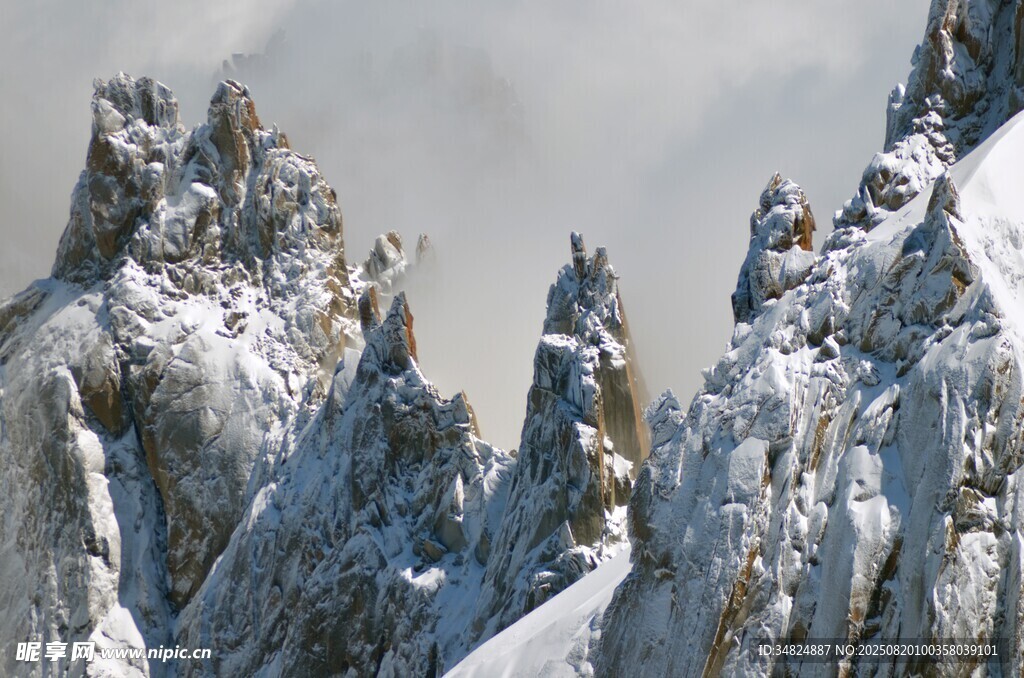 雪山奇峰壯麗景致
