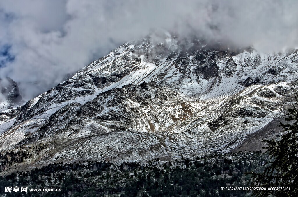 巍峨雪山壯麗景觀