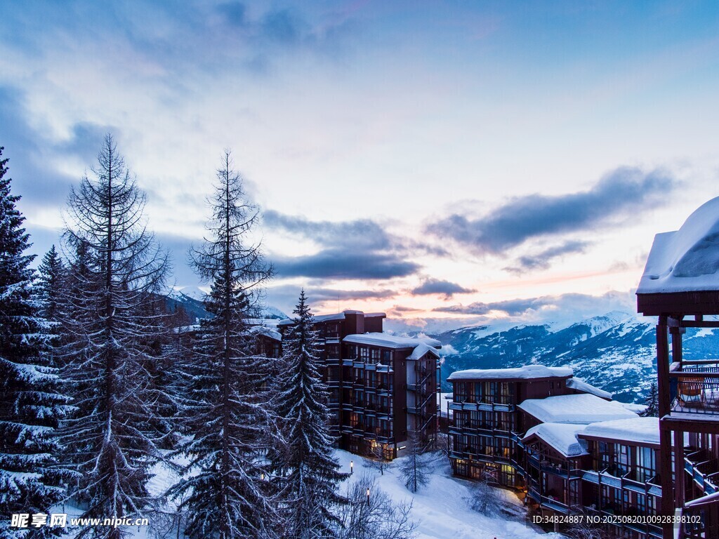 雪覆山林中的山間建筑