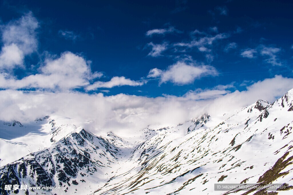 壯麗雪山藍(lán)天白云美景