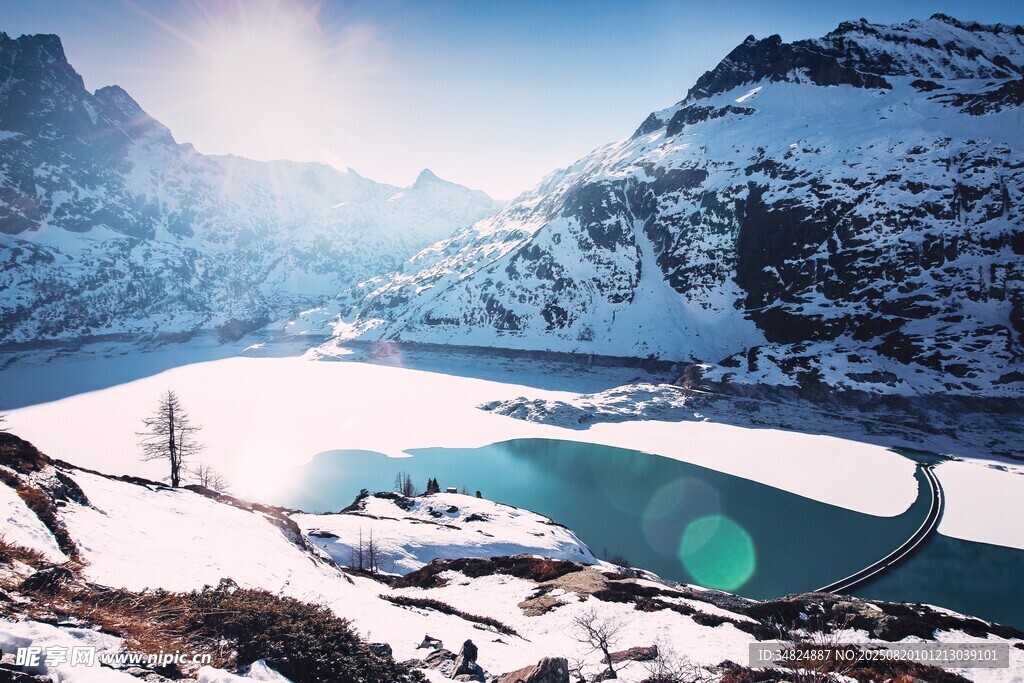 雪山下的靜謐湖泊美景